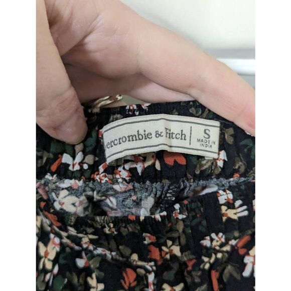 Abercrombie & Fitch Black Floral Ruffle Shorts - Size S - Picture 5 of 6